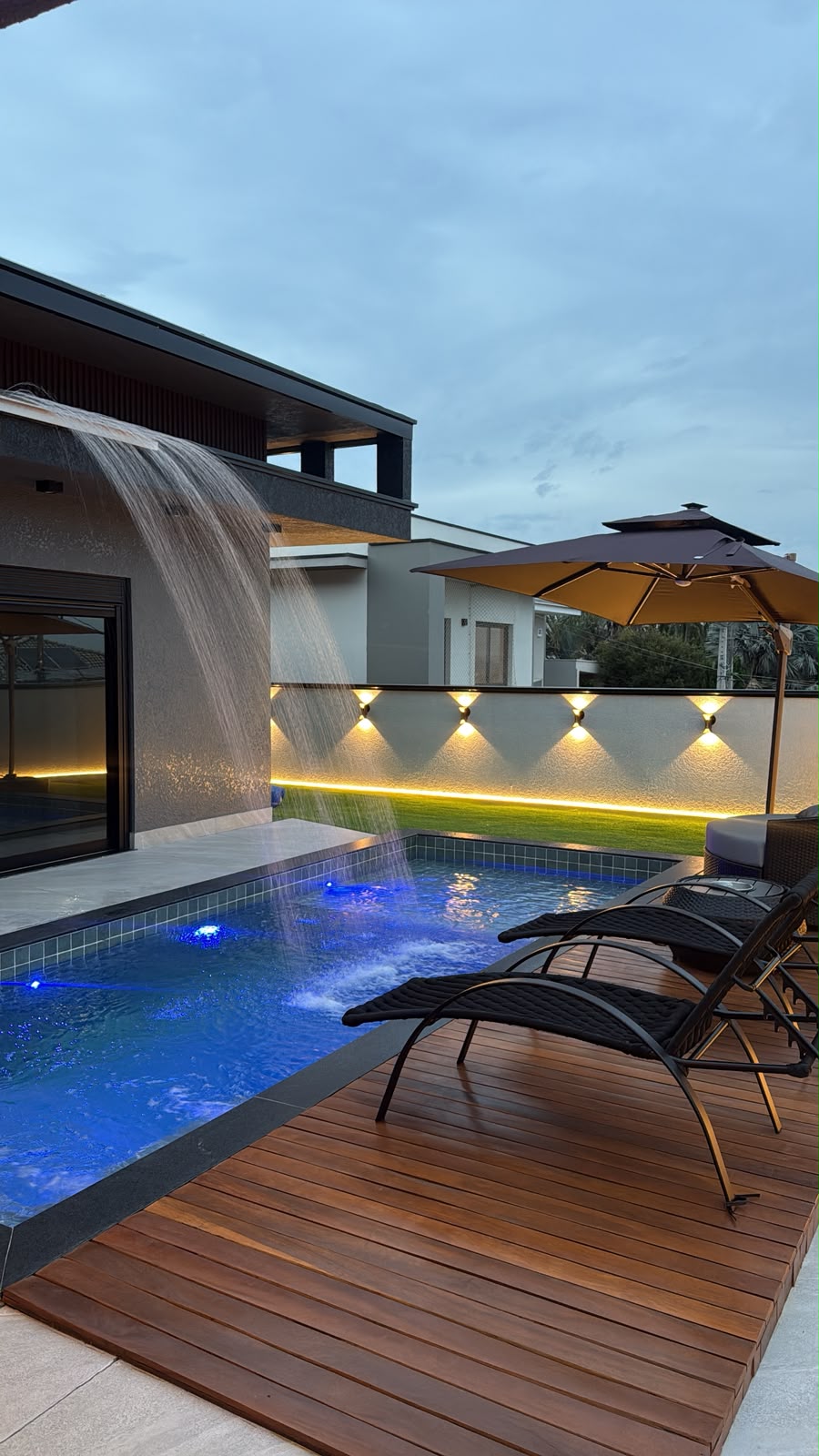 Área de lazer com piscina e cascata de alto padrão